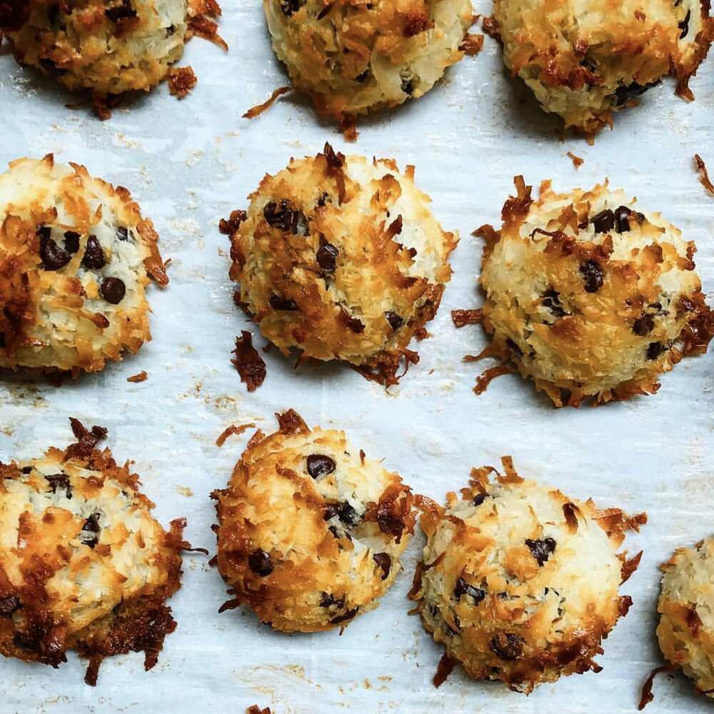 The product image for Organic Coconut Chocolate Chip Macaroons